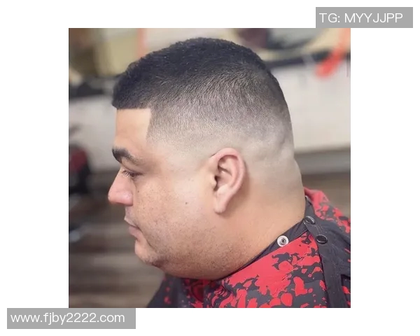 足球明星白色圆头发型的时尚魅力与个性表达探讨